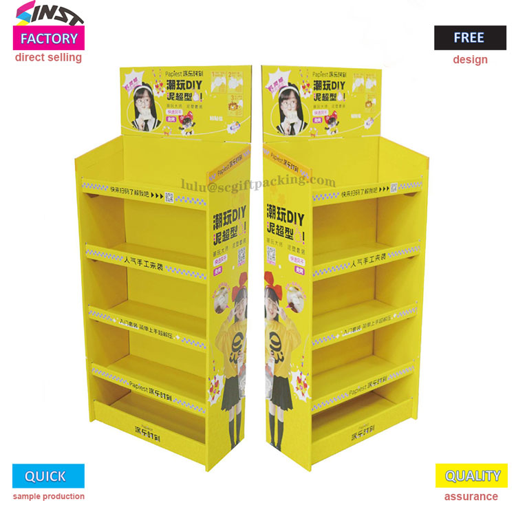 Маленькая желтая картонная стойка в супермаркете горит!