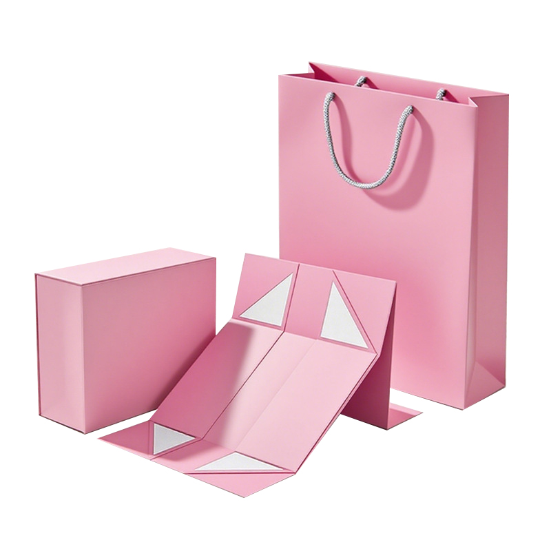 Разве подарочная коробка с шарфами не является церемониальным волшебством, которое превращает мягкие шарфы из завернутых в выставленные напоказ?