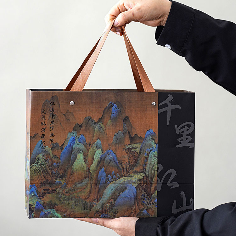 Подарочная коробка для керамической кружки, пропитанная духом гор и рек — держать ее в руках дарит ощущение тепла.